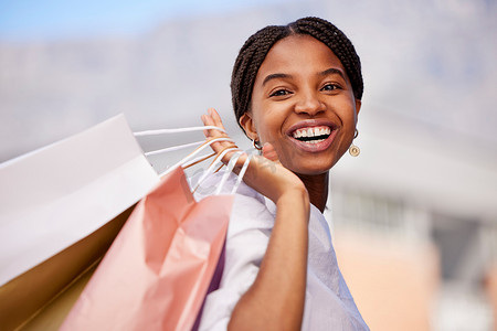 购物袋、黑人女性和户外微笑肖像，售后和促销后带有零售袋。