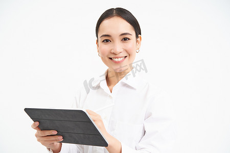 在数字平板电脑上工作的女商人肖像，为在小工具上召开会议创建图表，站在白色背景上