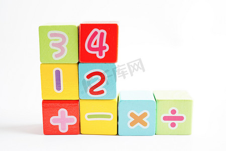 用于学习数学、教育数学概念的数字木块立方体。