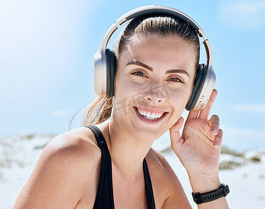 海滩上的音乐、健身和女性在听收音机的同时进行锻炼、健康和有氧运动训练。