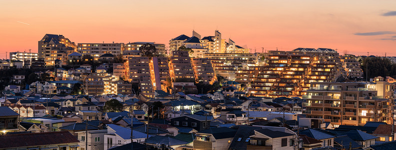 夕阳照耀着住宅区公寓和房屋的灯光