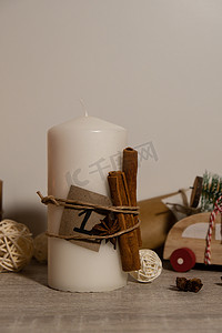 带降临节日历灯箱的蜡烛，上面写着 HAPPY HANUKKAH 传统燃烧圣诞蜡蜡烛，上面有数字为圣诞节倒计时。