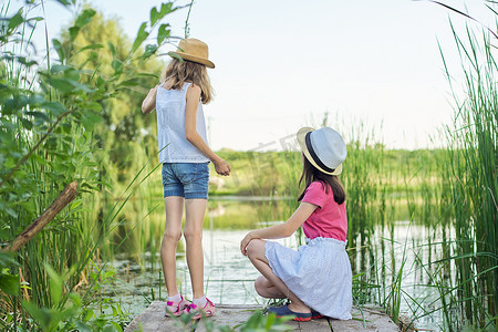 芦苇湖木墩上的女童，玩水，说话