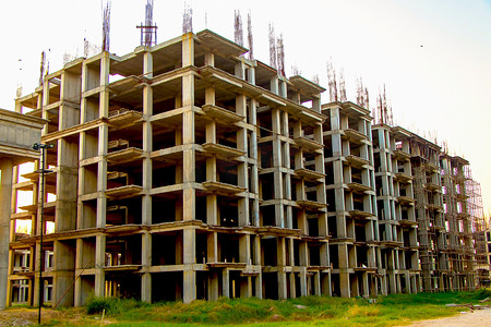 艾哈迈达巴德，印度古吉拉特邦，2019 年 6 月：艾哈迈达巴德新建大型建筑的景观