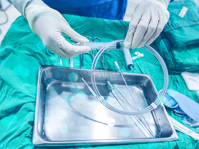 外科手术摄影照片_护士为外科手术包装和无菌医疗材料准备导丝