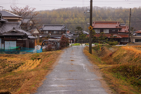 雨天通往日本小村庄的乡间小路