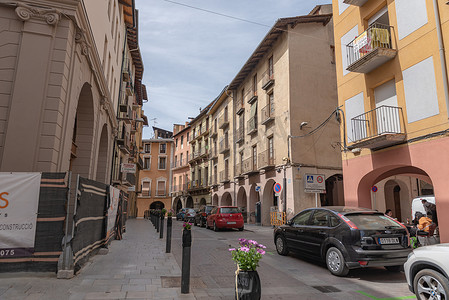 加泰罗尼亚语摄影照片_4 月 3 日在加泰罗尼亚 La Seu d Urgell 的加泰罗尼亚小镇景观。