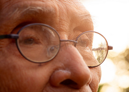 一位戴眼镜的老人坐在 v 上的眼睛特写