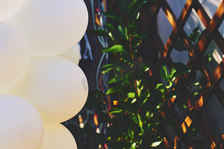 创意户外广告摄影照片_带气球的祝贺节日横幅户外。生日，婚礼，公司