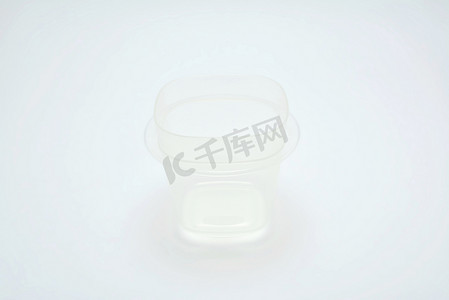 透明坚固的固体塑料液体容器