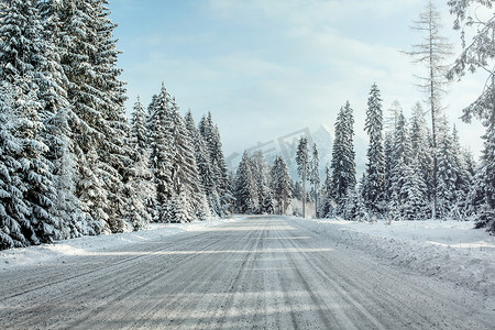 从一辆汽车穿过积雪覆盖的冬季道路，树木 o