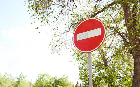 禁止停车的路标，这是旅行禁令的粘贴标志