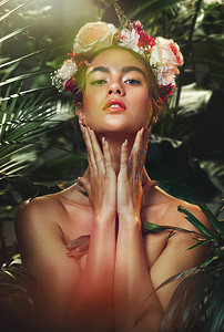 女人、自然和美丽的叶子、植物和树木，有机化妆模型、天然化妆品和健康产品。