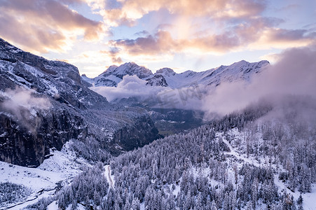 瑞士冬季景观日落与雪山