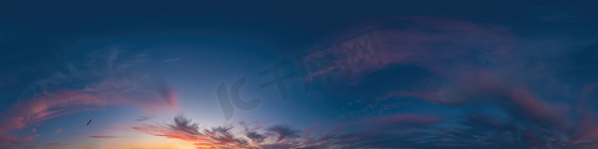 蓝色的傍晚天空无缝全景球形 equirectangular 360 度视图与积云，落日。
