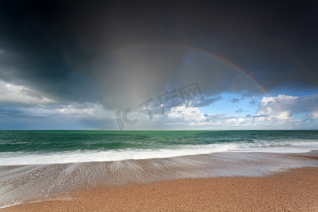 美丽的彩虹在海浪 ob 沙滩
