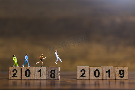 未来生活场景摄影照片_2019 号木块上奔跑的微型人物