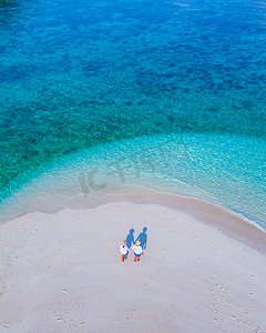 泰国丽贝岛海滩上的男女情侣