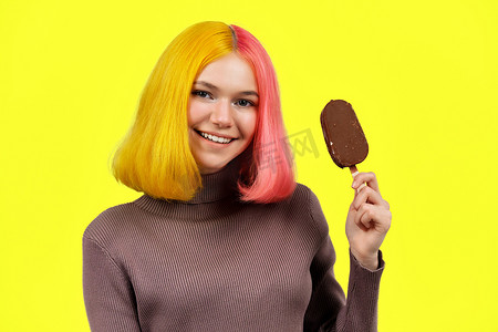 黄色背景中粘着巧克力冰淇淋的时尚女孩