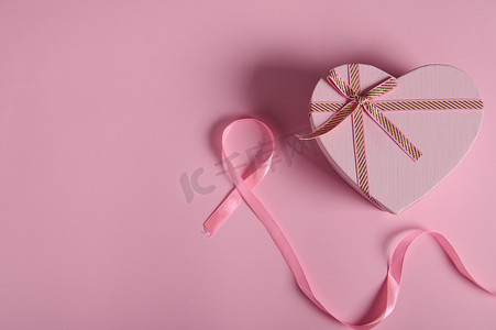 粉色礼品盒摄影照片_平躺。
