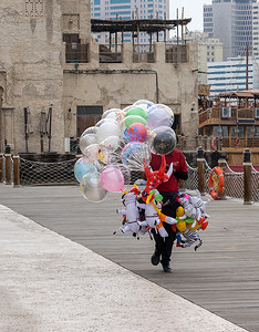 Bur Dubai 的 Al Seef 木板路地区带气球的街头小贩