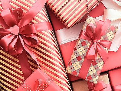 节日礼物和包装好的豪华礼物、珊瑚礼盒作为生日、圣诞节、新年、情人节、节礼日、婚礼和假期购物或美容盒交付的惊喜礼物