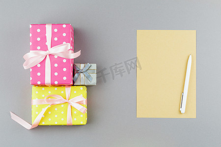 a4彩纸摄影照片_带蝴蝶结的彩纸礼品和纸页