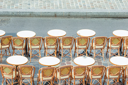 露天餐厅摄影照片_欧洲夏季空荡荡的露天餐厅。