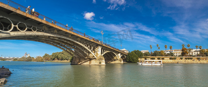 特里亚纳桥，瓜达尔基维尔河景，塞维利亚，西班牙
