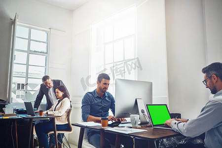 绿屏、笔记本电脑和商人在网页设计初创公司办公室与工作团队一起打字。