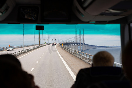 从丹麦旅游巴士看厄勒海峡大桥