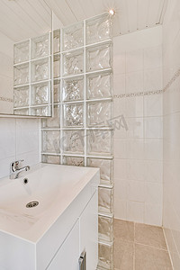 浴室玻璃摄影照片_带水槽和玻璃淋浴间的浴室