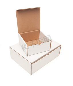 一堆空白的白色纸板箱，顶部打开，隔离