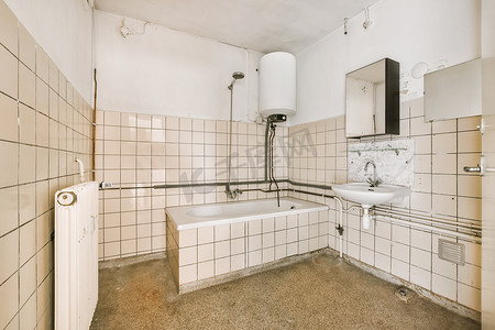 浴室地板摄影照片_带浴缸和水槽的旧浴室