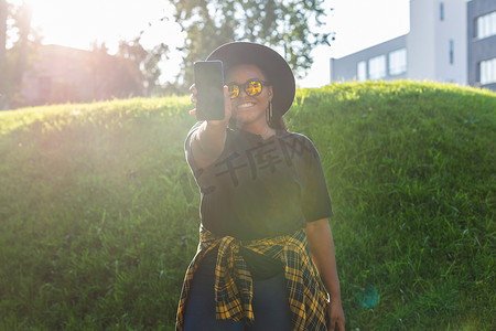 在城市-z 世代和城市概念中浏览社交网络的快乐非洲裔美国年轻女性的特写