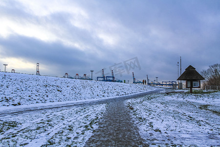 德国不来梅港堤坝上的雪和冬季景观。