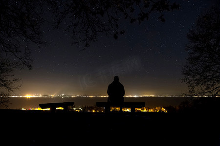 匈牙利巴拉顿湖上空的夜空星空