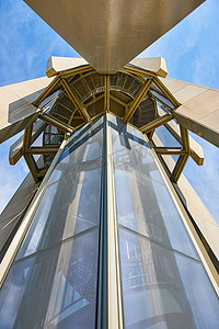 仰望布卢明顿印第安纳大学校园的塔式建筑