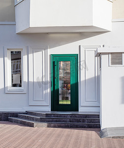 白色墙壁和绿色门的建筑外观，模型设计