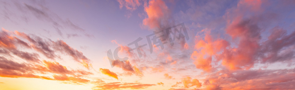 落日 ag 点燃的彩色橙紫色戏剧性云彩