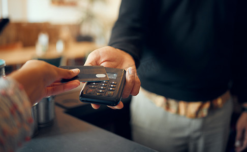 信用卡付款、pos 和客户手、商店收银员或餐厅服务员使用简单的销售点机器。