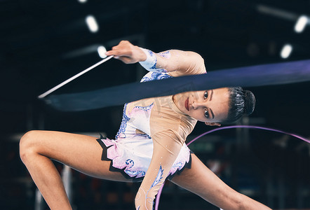 丝带体操、女人和表演、舞蹈训练和体育比赛中的肖像。