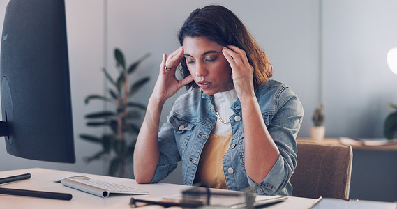 头痛、电脑或女性文案在办公桌上有压力、倦怠或心理健康问题。