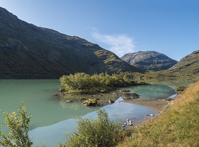 挪威尤通黑门国家公园 Bovertunvatnet 湖的乳蓝色冰川水。