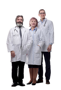 一群合格的医生站在一起。