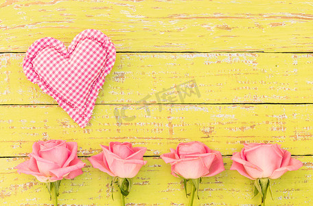 爱心粉红摄影照片_情人节背景与粉红玫瑰和爱心