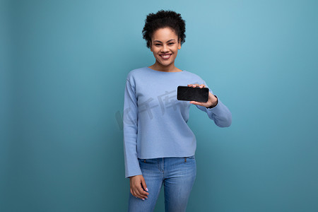 手持手机银行摄影照片_黑发黝黑皮肤的年轻女性水平手持智能手机，并带有网页模型