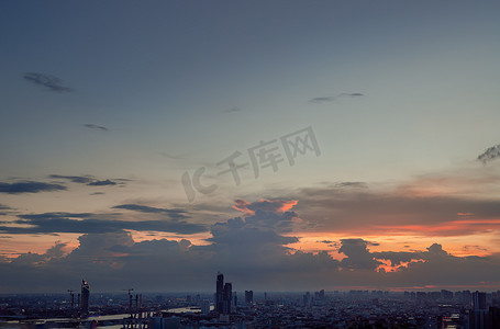 在曼谷大都市的橙色和蓝色天空上鸟瞰华丽的日落。