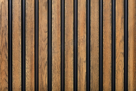 平行对称摄影照片_由相互平行的垂直木装饰条制成的栅栏。