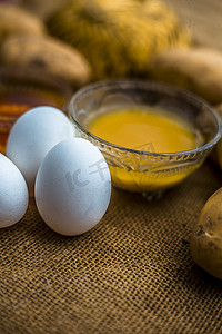 多面手生发剂，可作为护发素和生发促进剂，即马铃薯汁与蜂蜜和蛋黄充分混合。